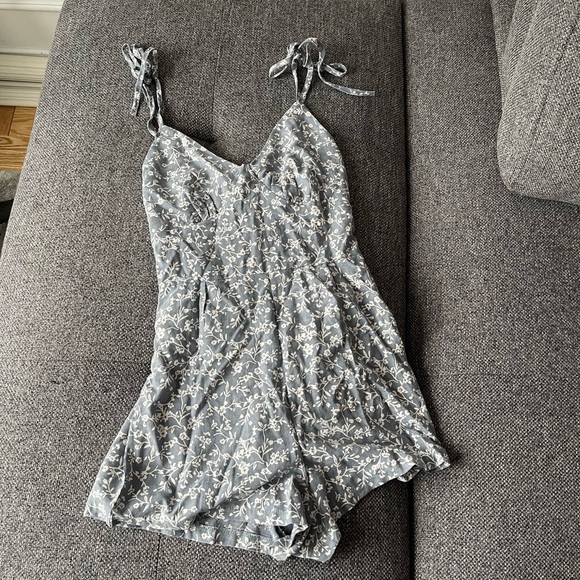 Princess Polly floral Romper - Picture 1 of 7